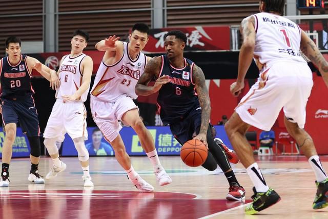 前瞻意甲前瞻：尤文图斯 VS 那不勒斯时间：2023-12-09 03:45尤文图斯目前积33分暂列积分榜第2，距离榜首的国米仅有2分差距，此役球队的抢分战意毋庸置疑，尤文图斯在最近的一轮联赛客场2-1击败蒙扎，各项赛事近9场取得7胜2平的不败战绩，球队近期的整体走势非常稳健，尤其是防线稳固，过去9场比赛尤文图斯多达6场能够零封对手，且期间合计仅失3球。